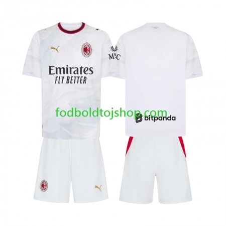 AC Milan Børn Udebane Fodboldsæt 2026-27 S/S (+ Korte bukser) AC Milan Børn Udebane Fodboldsæt 2026-27 S/S (+ Korte bukser)